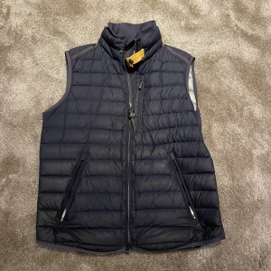 Parajumper väst - Hej  säljer nu min fina parajumper väst. Den är i storlek S och är i super bra skick (8/10).  Kan gå ner i pris vid snabb affär. Vid funderingar hör gärna av dig.