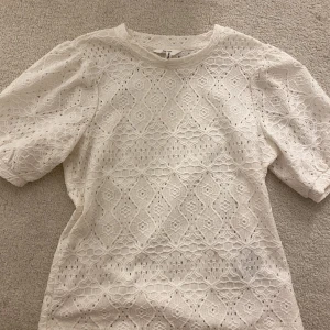 Vero Moda topp - Säljer denna asfina toppen från Vero Moda bara för att den inte kom till användning:) Aldrig använd så helt i nyskick, nypris låg på 349 men vad jag vet så säljs den inte längre🫶🏻passar S bäst
