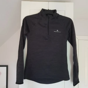 Träningströja - En ganska tunn, men värmande träningströja från RONHILL. Säljer då den är lite för liten för mig. Bra skick!