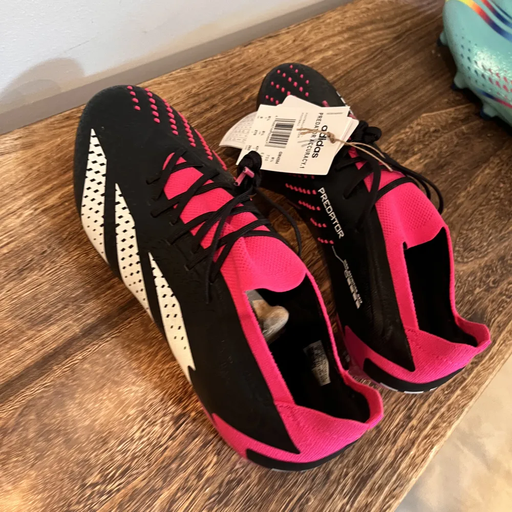 Adidas predator 42 2/3  Skruvdobb Helt nya Nypris 2699kr . Skor.