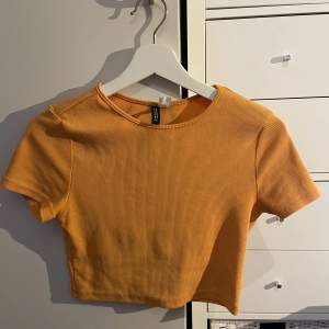 Orange croppad t-shirt från H&M😍