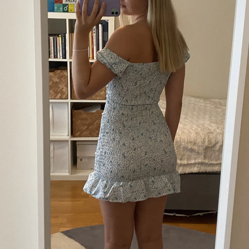 Söt sommarklänning!🌼 Tyvärr är den för kort på mig (är 172 cm lång)🫶. Klänningar.