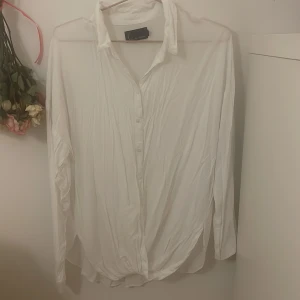 Skjornblus - Vit skjort blus från Kappahl 