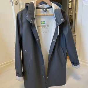 Regnjacka Stutterheim modell Stockholm - Snyggaste regnjackan i väldigt fint skick. Nypris 2 500 SEK. Färgen heter Charcoal. Storleken är märkt XXS men eftersom den är unisex är det som en XS för dam. Som referens har jag XS-S i andra kläder.  Säljer eftersom jag är sugen på att testa en ny färg