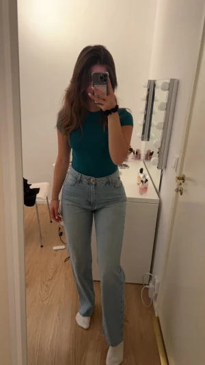 Ljusblå jeans från NAKD - Helt NYA jeans från NA-KD då jag råkade köpa 2 st likadana! Otroligt fina och formar kroppen så fint😍