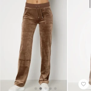 Juicy Couture bruna byxor - Intressekoll 💘 Xxs , allt sitter kvar dock är färg på metall lite slitet 💕 