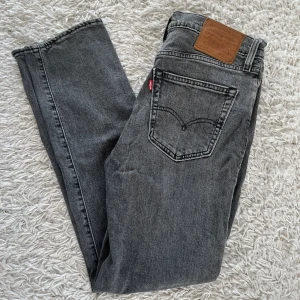 Levis 511 Jeans - Tja säljer nu mina grymt snygga Levis 511 i en mörkgrå färg! Jeansen är i ett mycket fint skick skulle säga 8/10. Storleken är W30 L32. Tveka inte att höra av dig vid frågor eller funderingar!