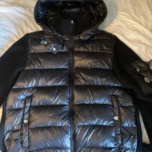 Moncler cardigan - Skit snygg Moncler cardigan, säljer då jag köpte men aldrig använder den! Funkar att scanna. Köpt här på plick! Intresserad av byten! Bara att höra av sig om man har några funderingar!