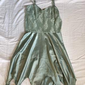 Söt grön klänning  S 