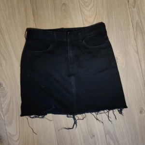 Svart jeanskjol  - Säljer nu min fina svarta jeanskjol då den har blivit för liten. Använd max 3 gånger så den är som gått som ny 💕 Säljer för 70kr+ frakt