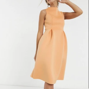 Klänning  - Klänning från ASOS. Aldrig använd. Peach färg, jättesöt klänning, som går att knyta där bak. 