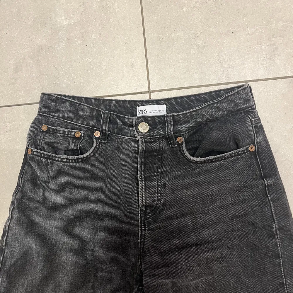 Midwaist Zara jeans med straight passform. Använda en del men ändå i fint skick😊Klicka gärna på köp nu⭐️. Jeans & Byxor.