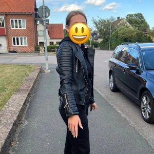 Skinnjacka - Svart skinnjacka som inte kommer till användning längre. Storlek 38- xs/s