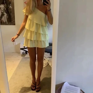 Zara klänning - Säljer denna klänningen från Zara då den inte används! Inget att klaga på i skicket. Storlek m men passar prima på mig som är en xs/s i vanliga fall! Köparen betalar frakt 🌼💛