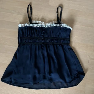 Jättegulligt linne  - Säljer detta jättefina linne med en korsett liknande struktur. Man kan ha det båda hållen.