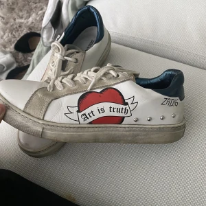 Zadig & voltaire skor - Jätte snygga och trendiga skor från Zadig & voltaire. Köptes på vestiarse collective (begagnat) men passade tyvärr inte så säljer dom vidare här. Inga defekter vad jag kan se. Orginal kartongen ingår!