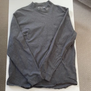 Nike mörkgrå tröja - Vintage Nike tröja 00’s. Använd fåtal gånger, utmärkt skick 8/10. Storlek L, jag är 182 cm och väger 75 Tar emot bud