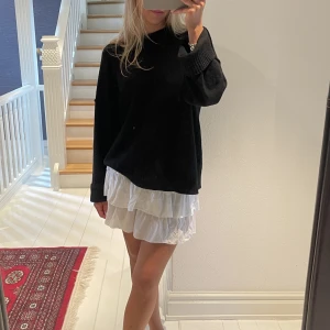 Vit kjol - Söt vit kjol med volanger 