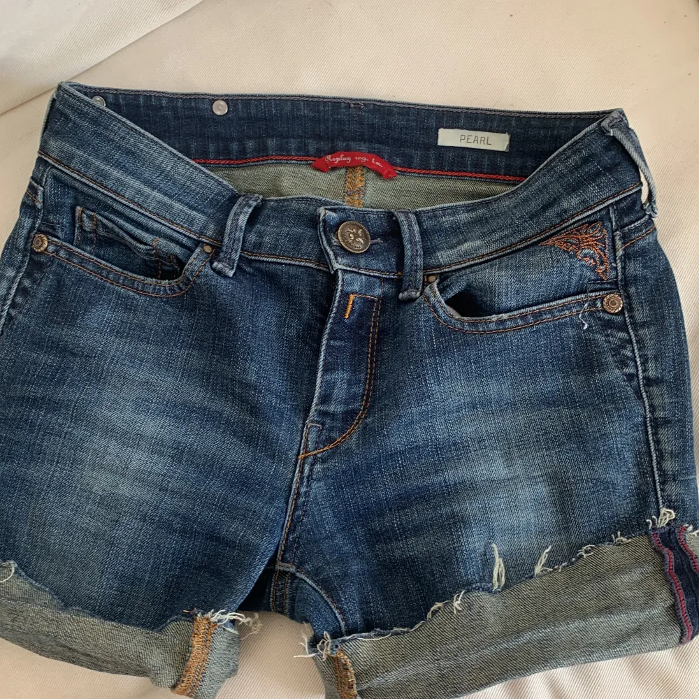 Jag säljer dessa lågmidjade jeans shorts från replay då de nästan är för små och jag nästan aldrig använder dom. Skriv vid intresse eller frågor 💕 är lite osäker på storleken så det står waist 25 och length 32 💕. Shorts.