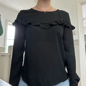 Blus - Så söt blus med en volangdetalj fram🫶✨