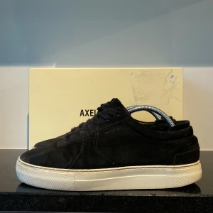  Axel Arigato skor - Axel Arigato köpta på miinto.se för 2600kr använda få tal gånger bra skick skriv för mer info tar emot byten ✅ hälst andra skor