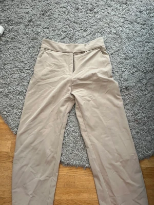 Kostymbyxor  - Säljer dessa fina beiga kostymbyxor från HM. Super sköna och stilrena! 