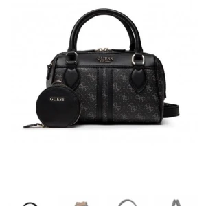 Guess väska - Jättefin väska från guess, sparsamt använd. Har många väskor därför jag säljer. Tryck gärna på köp nu:)  Kan absolut gå med på ett byte mot en annan märkesväska eller tröja etc. 