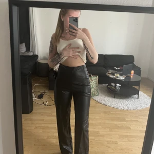 Straight pu pant - Snygga och sköna skinnbyxor, helt oanvända med lappen kvar🤍🌸 (NLY TREND)