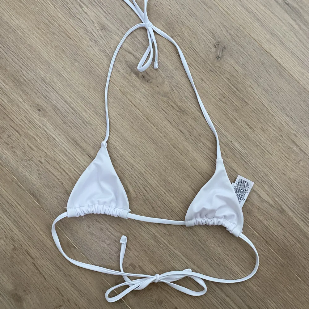 Vit bikini topp i storlek 36 från asos. Väldigt små kupor så passar liten a-b kupa. Aldrig använd så i mycket bra skick. Säljer för 70 kr plus frakt. 💖. Övrigt.