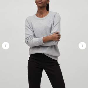 Säljer nu min trendiga stickade tröja från Vila i en super fin ljus grå färg 💓kommer tyvärr aldrig till användning och har använt få antal gånger💓hör av dig vid fler frågor eller bilder💕💞