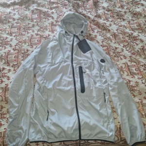 Moncler tunn jacka - Helt ny moncler jacka aldrig använd med tags på. Jackan är tunn o passar bra på vår, sommar och höst!  Storlek 1 på monclers egna storlek vilket motsvarar storlek S. Kan mötas i Göteborg eller närliggande kommuner samt posta :)