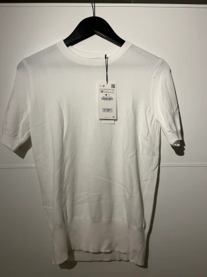 Zara tröja  - Säljer min zara tröja som går in lite i midjan och i armen, aldrig avända som man ser, lapparna kvar och tröjan är i nyskick. Hör av er vid fler frågor eller fler bilder 💕