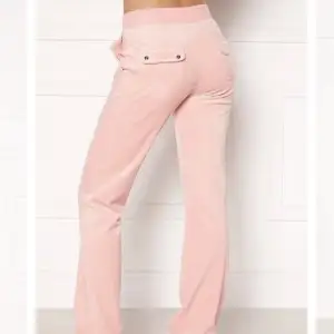 Säljer mins Juicy Couture byxor då de inte kommer till användning längre, inga fläckar eller defekter! Vid frågor så får ni gärna skriva till mig privat💗(frakten ingår i priset)