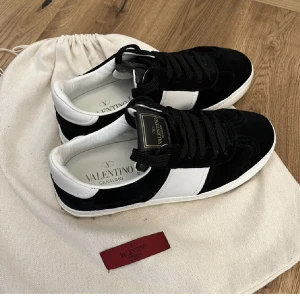 Valentino skor  - Säljer mina Valentino skor, lite för små för mig passar om man har 36, en nit är av annars som nya! Pris går att diskutera vid snabb affär!!