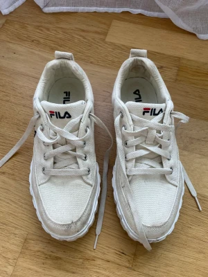Skor Fila - Använda fåtal gånger, dock smutsiga men fortfarande fint skick!