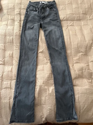 Jeans - Jeans med hög midja, smala ben, strl 36 i mycket bra skick.