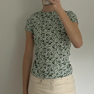grön tröja med blommor - grön tröja med blommor på från monki i strlk xs. 🤍