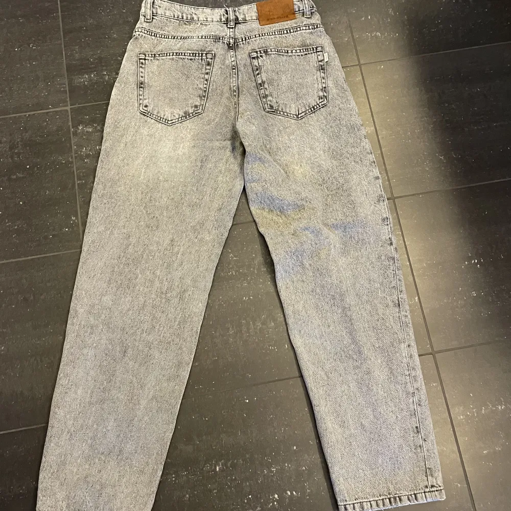 Säljer mina grå jeans från Woodbird då de är för små för mig. Ser helt nya ut och inte slitna nån stans. Köptes för ca 1000kr på jeansbolaget. Priset går att diskutera. . Jeans & Byxor.