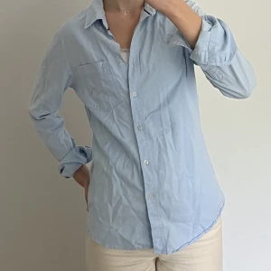 blå skjorta  - blå skjorta från lager 157, aldrig använd så i mkt gott skick, strlk s. skrynklig på bild men stryker innan jag skickar!🤍