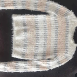 Stickad tröja  - Bra skick, använd fåtal gånger , storlek S