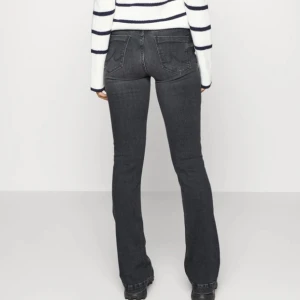 Ltb jeans - Säljer dessa knappt använda supersnygga gråa Jeans från ltb köpta på Zalando. Köptes för 679 och säljer för 350. Passar bra på mig som är 178 och vanligtvis har strl 40 i byxor, frakt tillkommer 💗