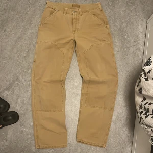 Dubble knees - Ett par double knees jag köpte på plick för ett tag sedan. Har inte kommit till mycket nytta så därför säljer jag dom. Ingen aning vilket märke.  Ytterben: 103cm Innerben: 75cm Midja: 41cm