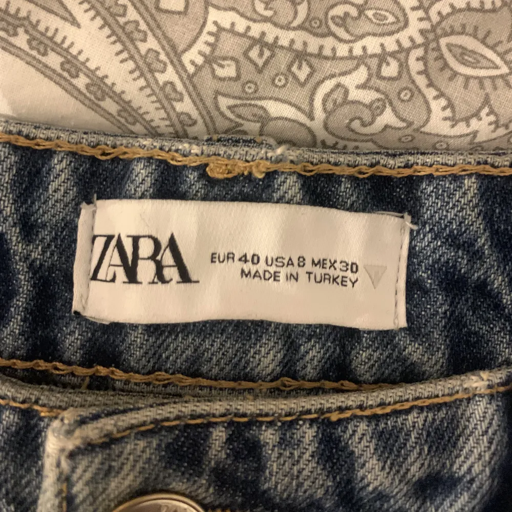 Jättefina jeans shorts från Zara som sitter som en smäck!! Jättefina och jätte bekväma, använda fåtal gånger, storlek 40 men liten i storleken så sitter som 38 skulle jag säga! Pris 130kr + frakt, hör av dig vid intresse eller frågor 🥰. Shorts.