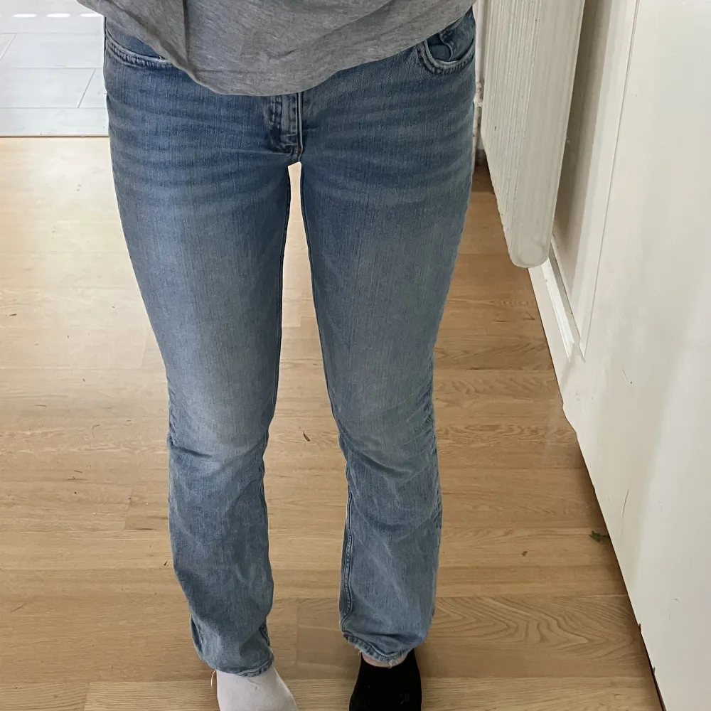 Jag säljer dessa slutsålda young Gina jeans i strl 164, de är bootcut men det syns ej på bilden pga de är för små och korta för mig som är 167 cm lång. Originalpris: 299kr . Jeans & Byxor.