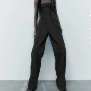 Zara jeans jumpsuit  - Svart jeans jumpsuit från zara i storlek M