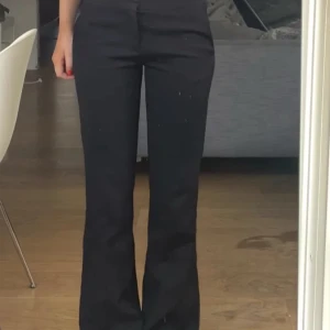  kostymbyxor  - Lånat bild!  säljer dessa ursnygga lågmidja kostymbyxor från stradivarius då de tyvärr inte passa mig längre