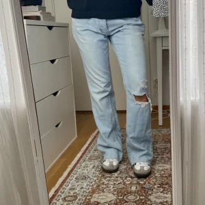 Lågmidjade jeans - Superfina slitna jeans. De har en baggyfit, inga defekter. Jag är 170. ❤️ Midjemått: 41 cm Innerbenslängd: 83 cm Benvidd: 24 cm Om du vill ha fler bilder, var gärna specifik med vad du vill ha bild på❤️🥰🫶🏻. 