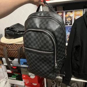 Louis Vuitton Michael - Finns en skada på baksidan, nypris ca 25000kr. Kommer med kvitto.