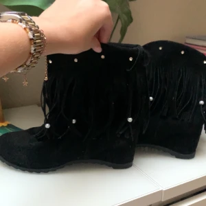 Skor med fransar  - Säljer dessa kilklacksskor Med fransar stolek 40. Köpte dom Här på Plick men har inte fått någon användning av dom så hoppas någon  annan kan få användning av dom. Skriv om frågor intresse mm. KLICKA INTE PÅ KÖP DIREKT