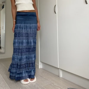 Långkjol  - Världens snyggaste långkjol!! Älskar verkligen denna men kommer tyvärr inte till användning😢 den är köpt secondhand så vet tyvärr inte märke men den är i välsigt bra skick❤️